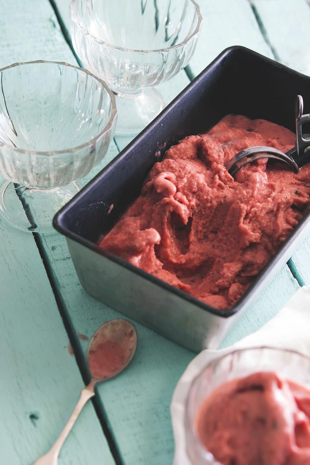 strawberry 'n basil frozen yoghurt | gnom-gnom.com