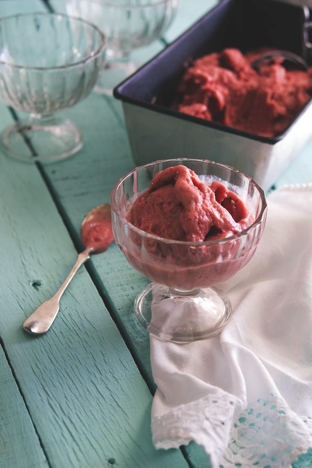 strawberry 'n basil frozen yoghurt | gnom-gnom.com
